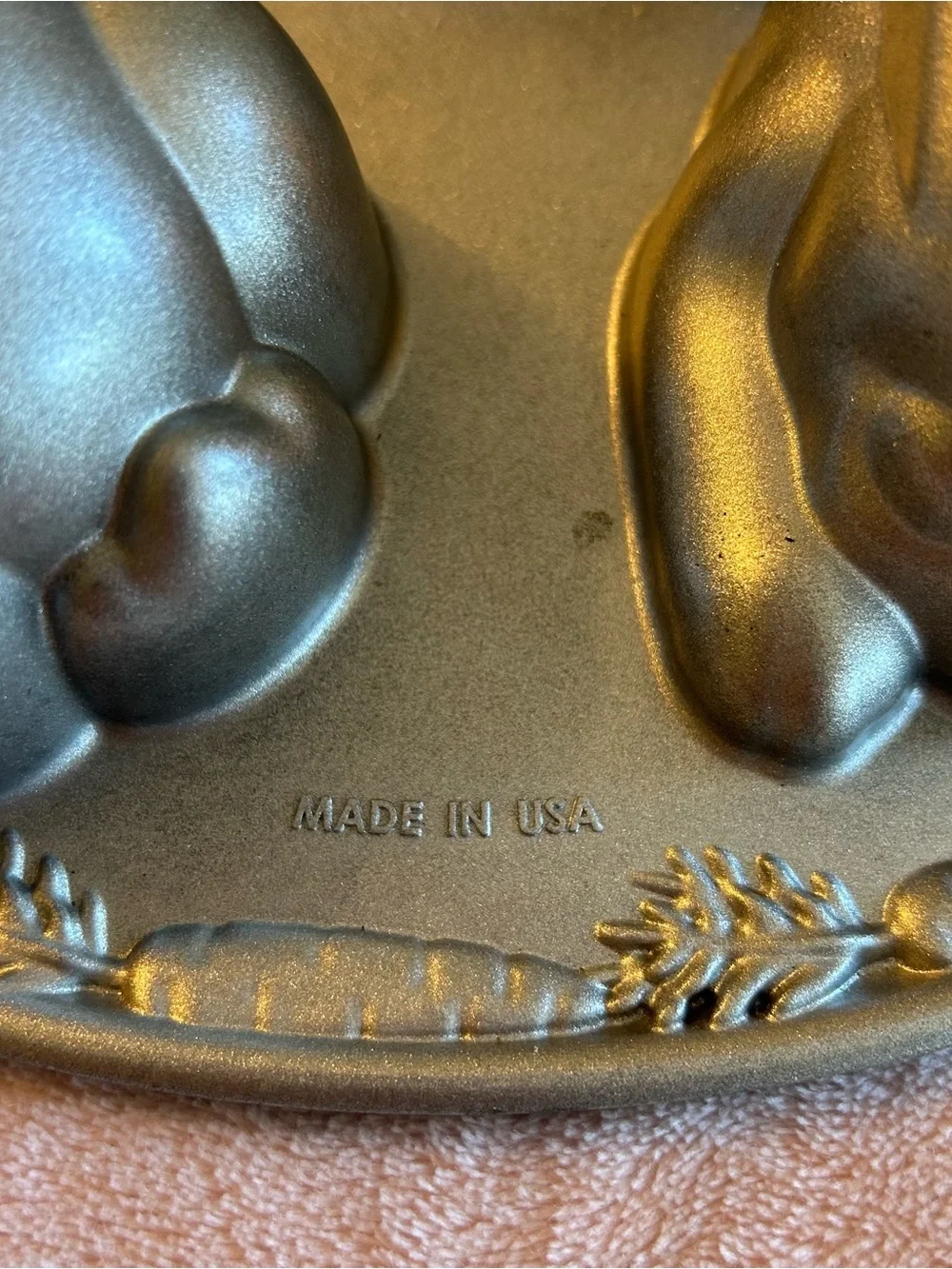 Nordic Ware Bunny Cakelet pan non stick cast aluminum bake pan hood 4.5 cups